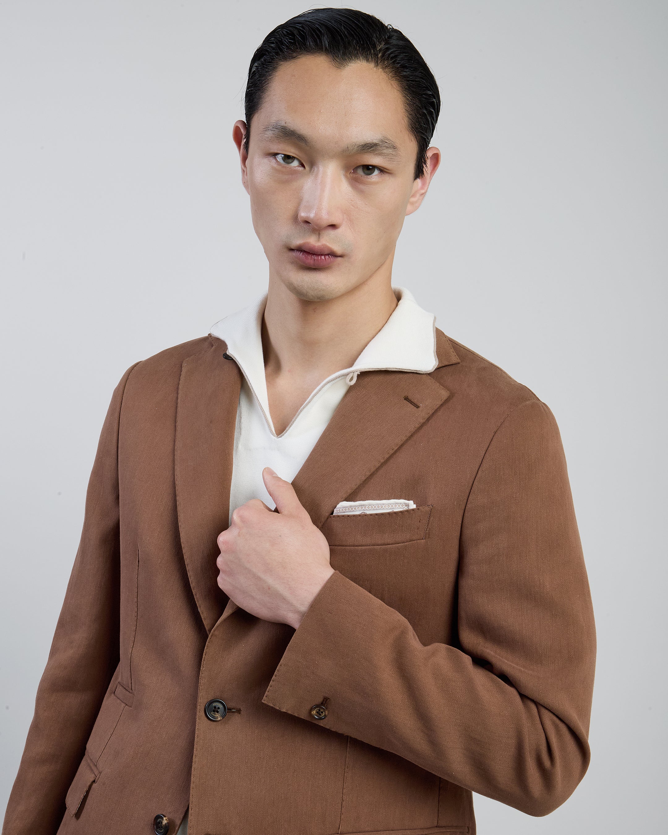 Abito Monopetto in Lino Slim Fit con Doppie Pinces - Image 7
