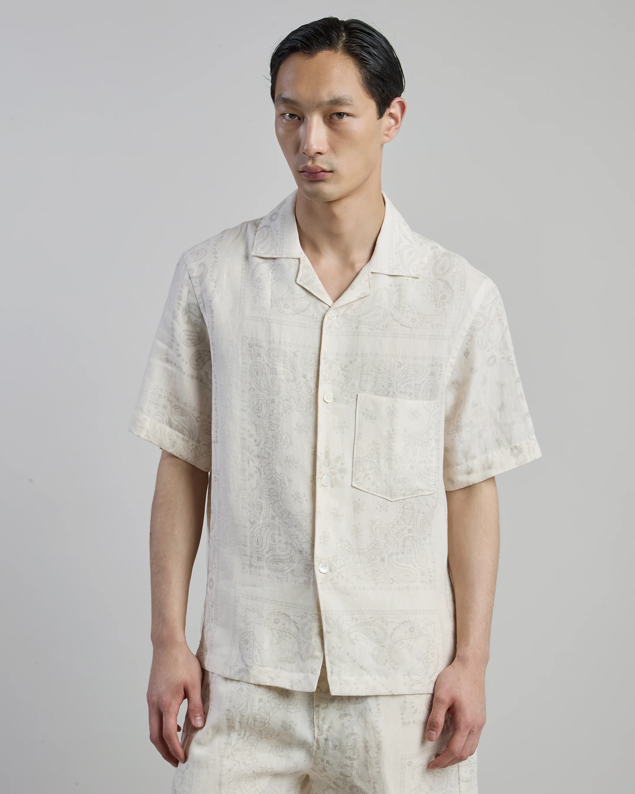 Camicia in Lino a Manica Corta con Collo Bowling