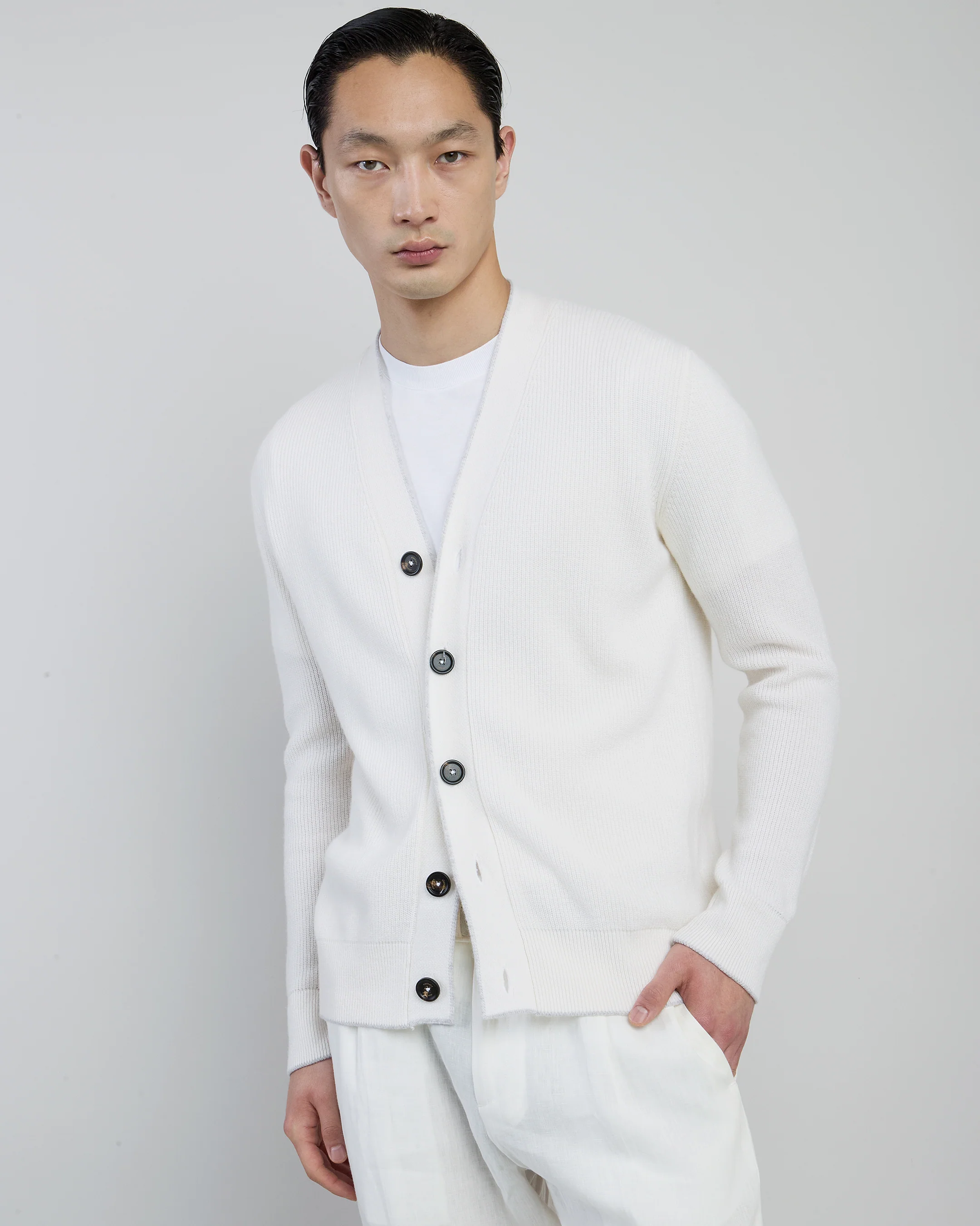 Cardigan in Cashmere a Costa Inglese con Bottoni in Corno