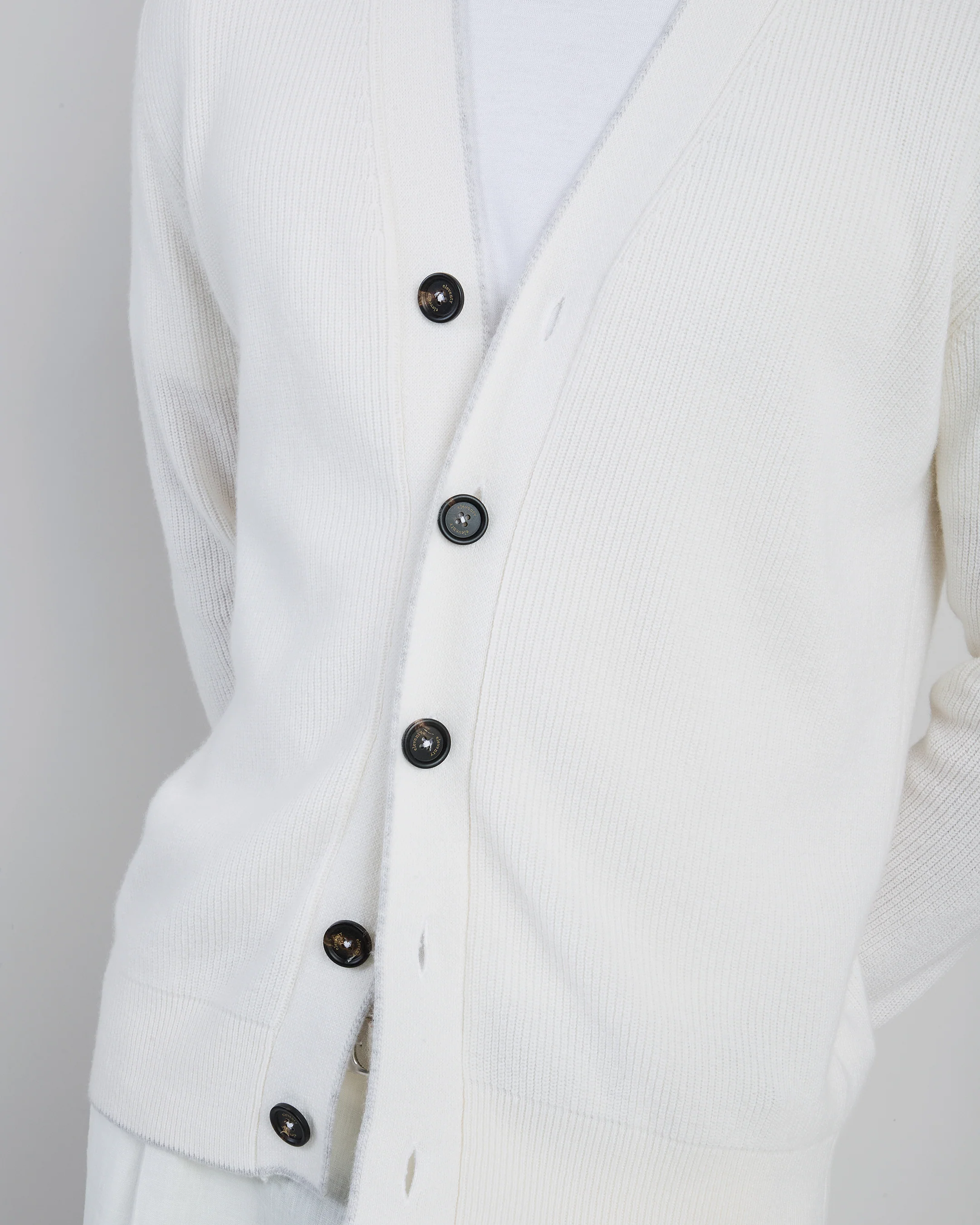 Cardigan in Cashmere a Costa Inglese con Bottoni in Corno - Image 4