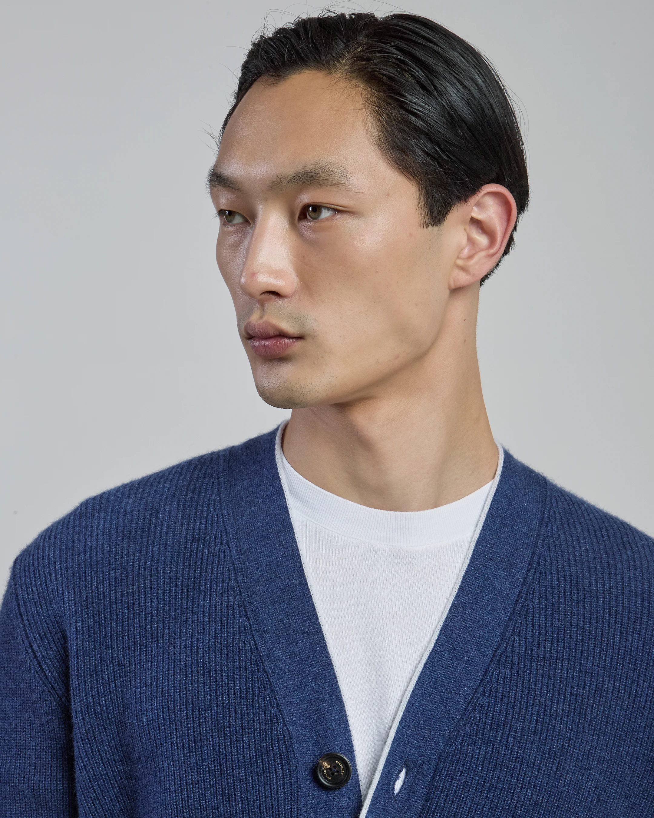 Cardigan in Cashmere a Costa Inglese con Bottoni in Corno - Image 7