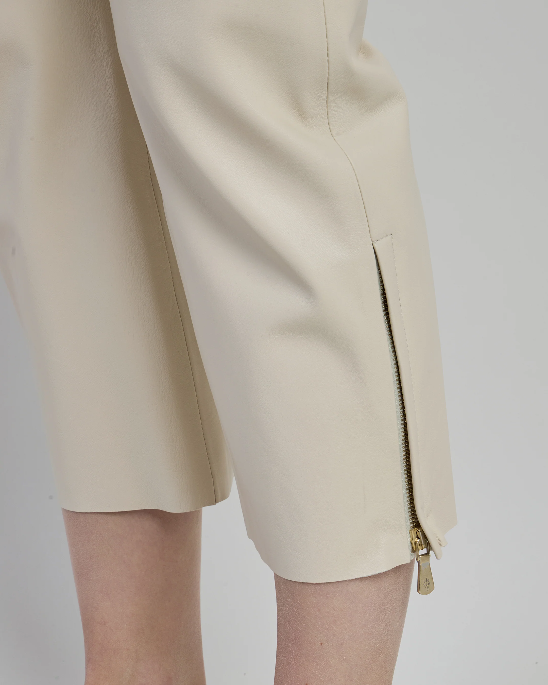 Pantalone Cropped in Pelle Nappa Plongé da Donna - Image 3