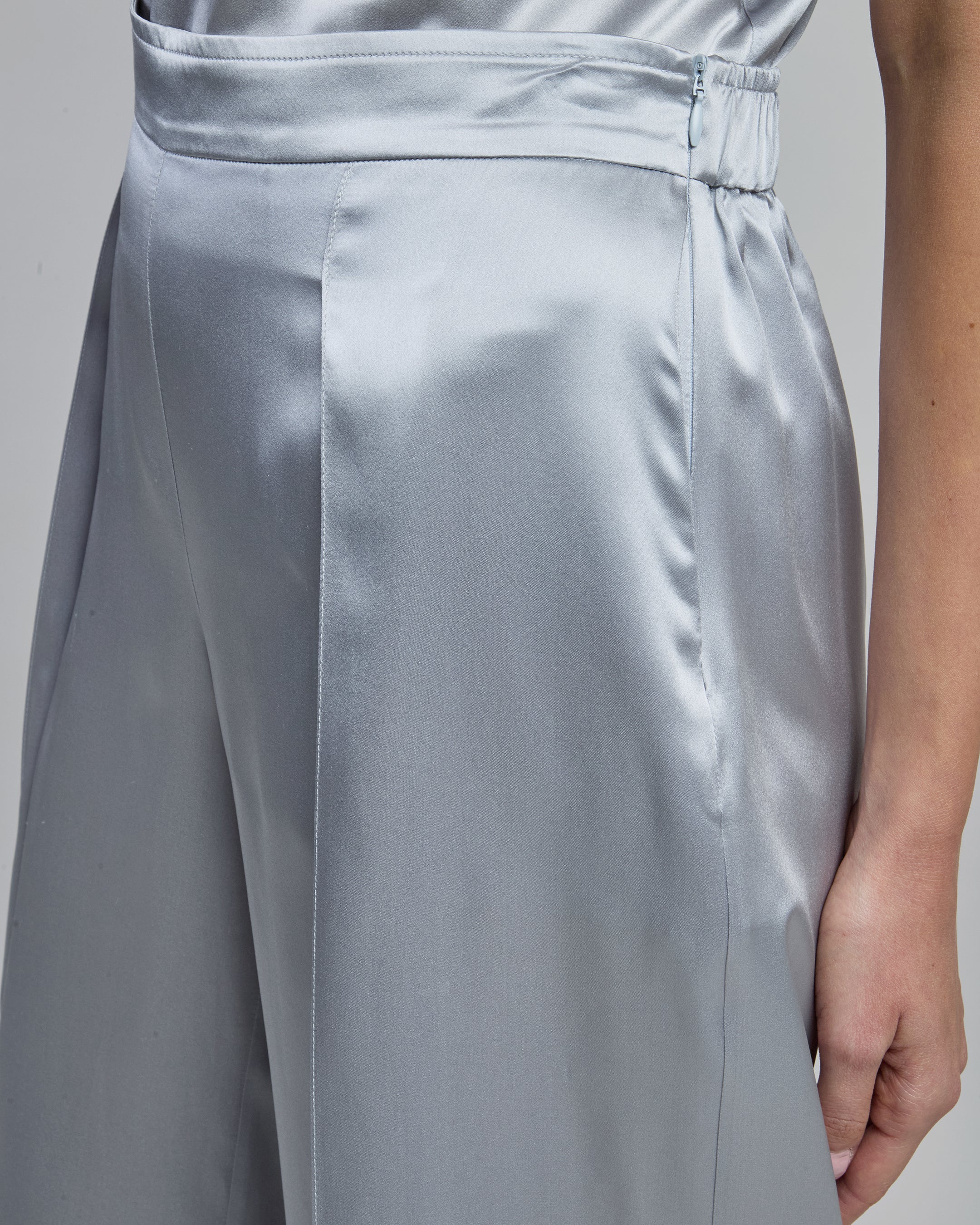 Pantaloni Eleganti in Doppio Raso di Seta con Pinces - Image 3
